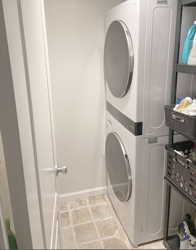 Building Photo - 265 Reflections Dr