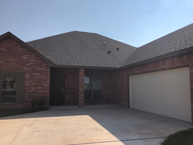Building Photo - Located in HERITAGE HILLS !!! 2016 Built, ...
