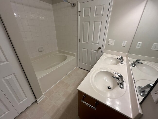 Building Photo - 4 Bedroom | 3.5 Bedroom Raleigh Townhome