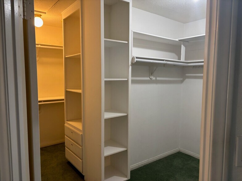 Master Closet - 18730 Hatteras St