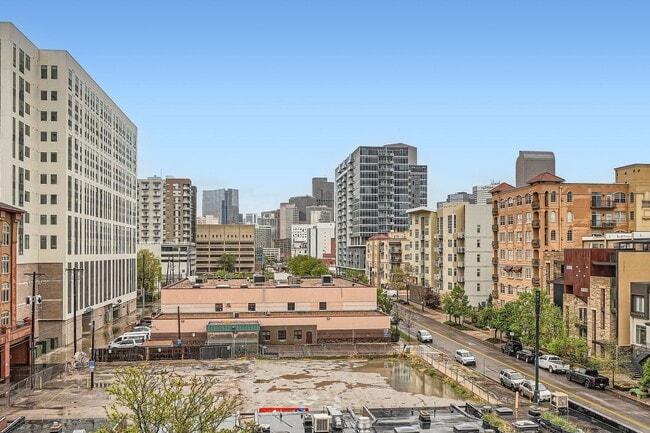 Building Photo - 300 W 11th Ave