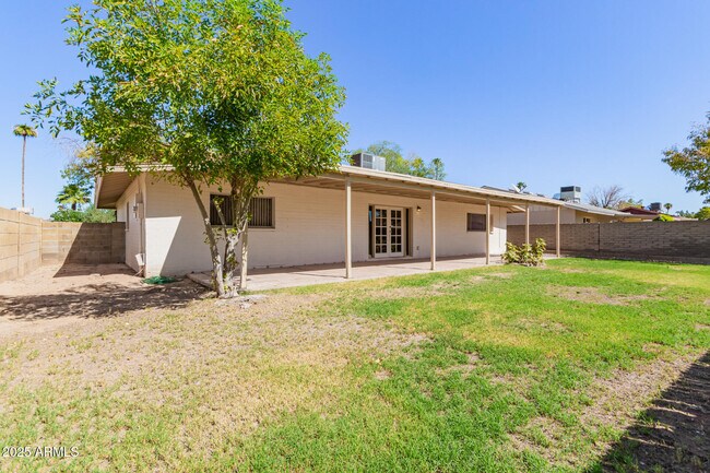 Building Photo - 1049 E Carter Dr