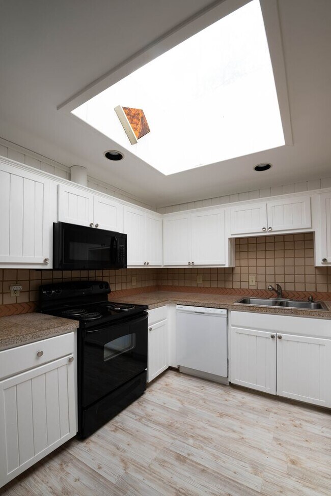 Building Photo - Sunlit One-Bedroom Gem