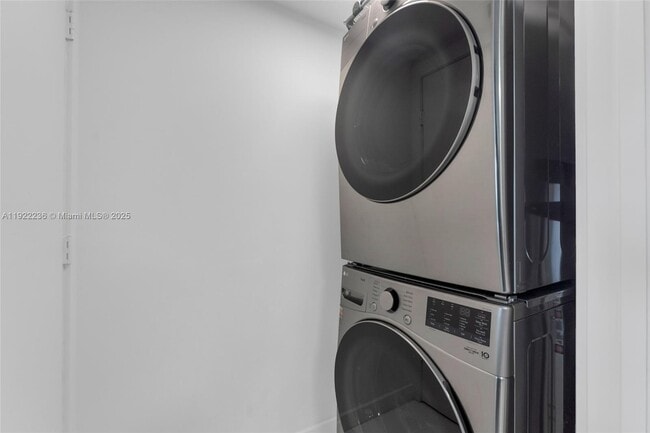 Building Photo - 495 Brickell Ave