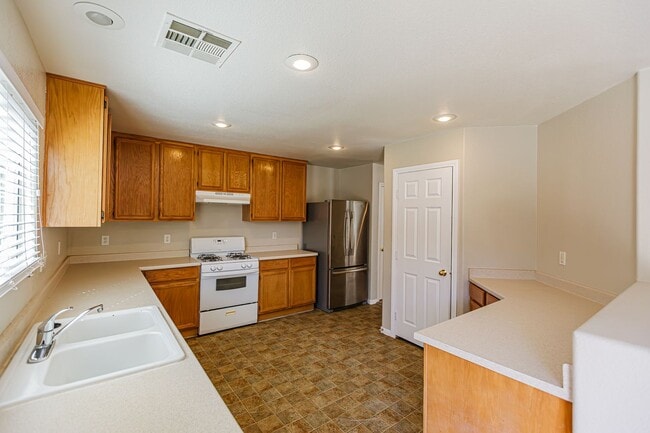 Building Photo - 4 Bedroom home located in Silverado Ranch