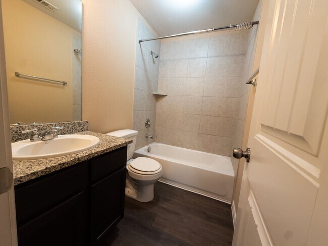 Building Photo - Pleasant 3 Bed / 2 Bath Home AVAILABLE NOW to rent in Ennis, TX