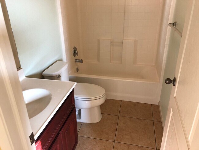 Building Photo - 585 Hart Dr