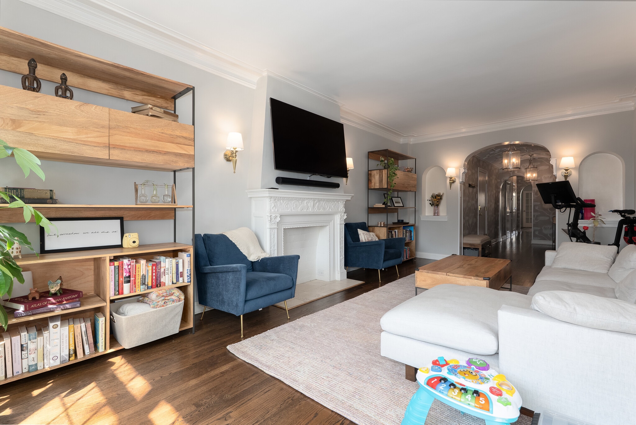 Living room - 444 W Belmont Ave