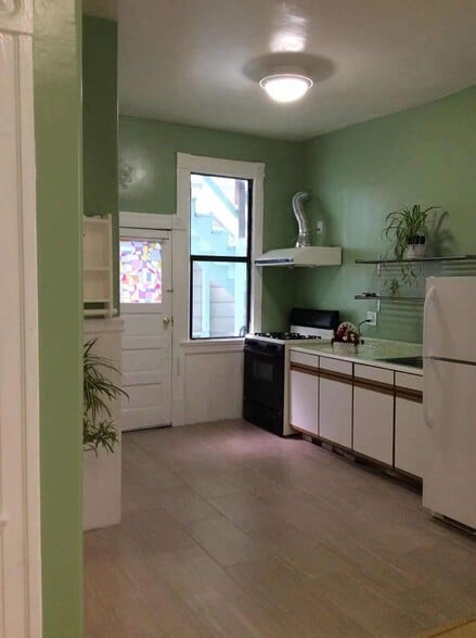 Primary Photo - 129 Wetmore St