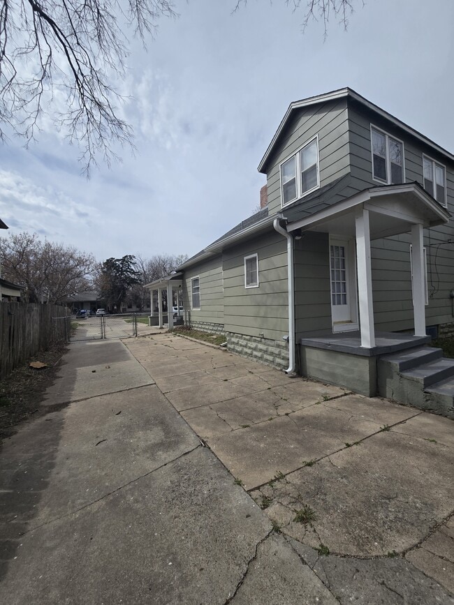 Building Photo - 250 Millwood N