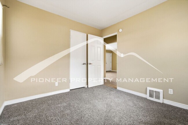 Building Photo - Charming Duplex with Washer/Dryer and Garage