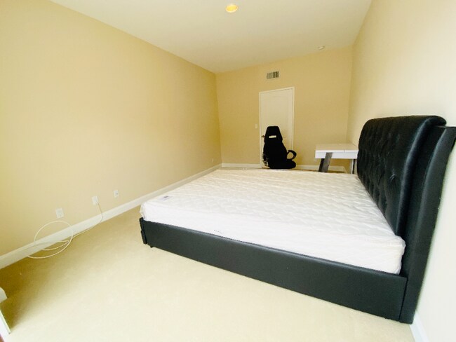 Building Photo - 10630 Wilkins Ave