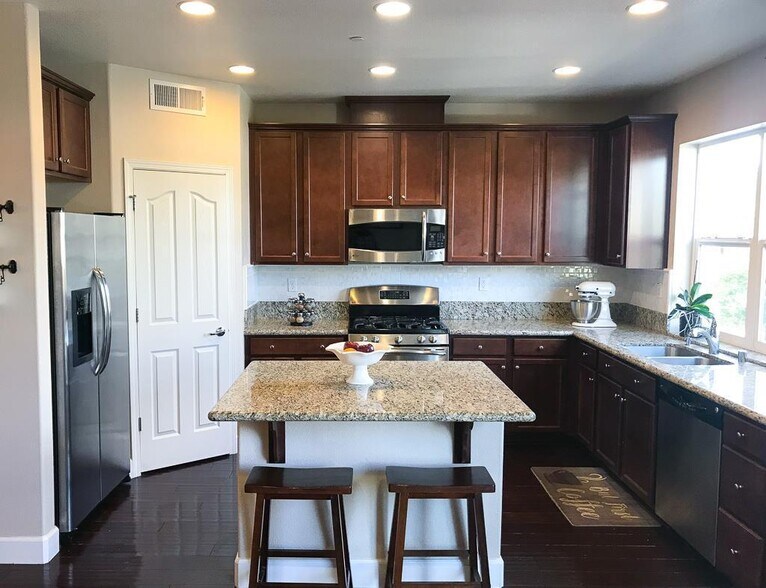 Building Photo - 353 Esfahan Ct