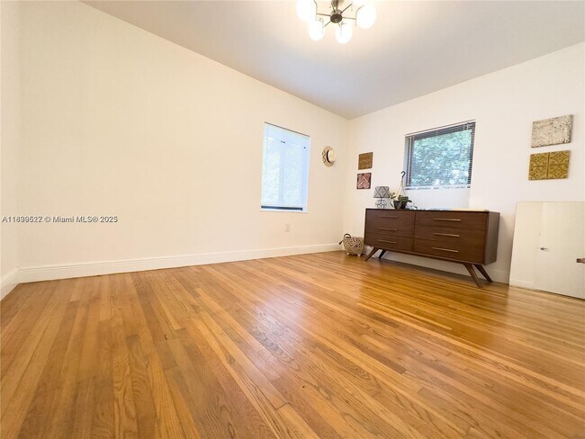 Building Photo - 360 NE 87th St