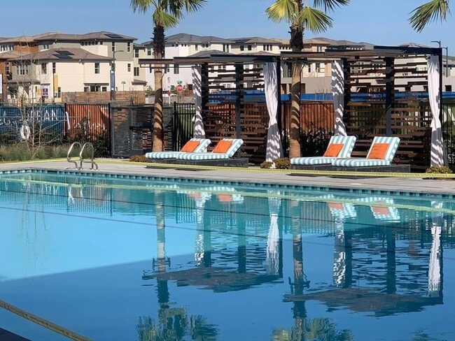 Building Photo - Boulevards End Unit Townhouse, 3 Bed / 2.5 Bath, Amenities, Close to 580 - Short term lease throu...