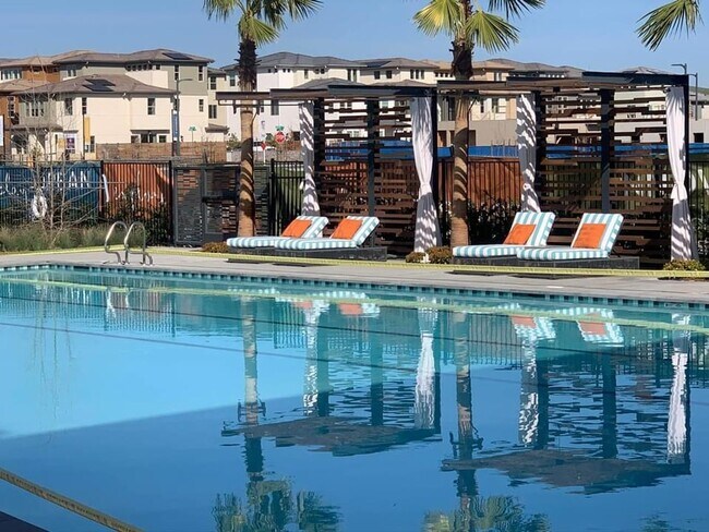 Building Photo - Boulevards End Unit Townhouse, 3 Bed / 2.5...