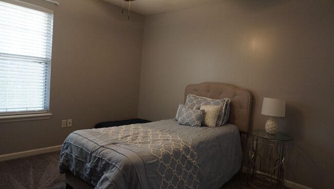 Building Photo - Beautiful home off Knights Academy