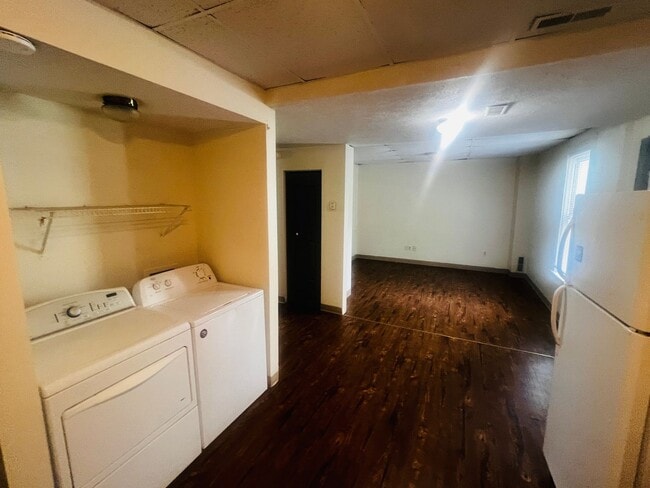Building Photo - 409 Forest Ave