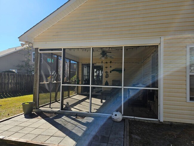 Building Photo - Lovely 3 Bedroom, 2 bath unfurnished home located in Hampstead - Plantation Pointe Community