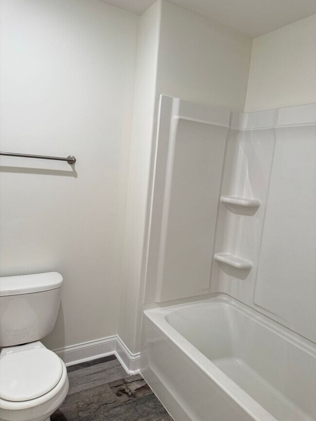 Building Photo - Beautiful 5 Bedroom, 2.5 bath Home in Hickory Wild Subdivision! Lawn care included!