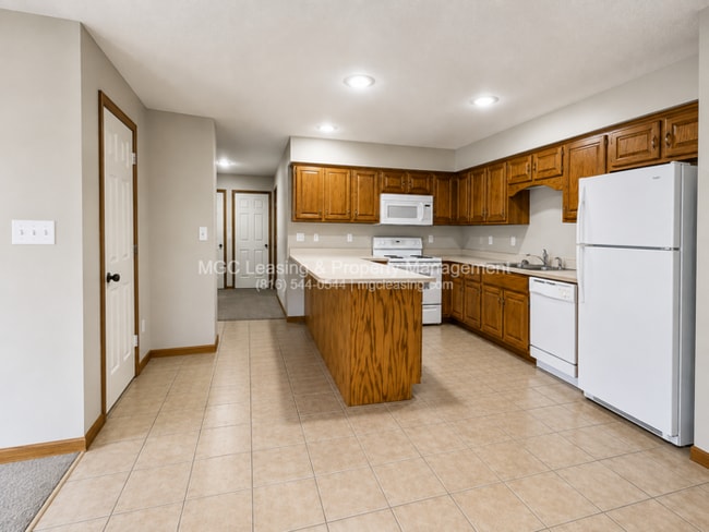 Building Photo - Beautiful Ranch-Style Duplex in Peculiar, MO - Available 09/22/26