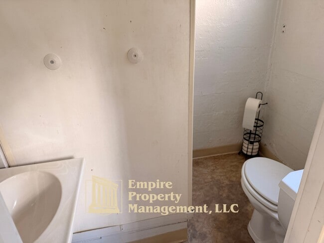 Building Photo - 537 NE Winchester St