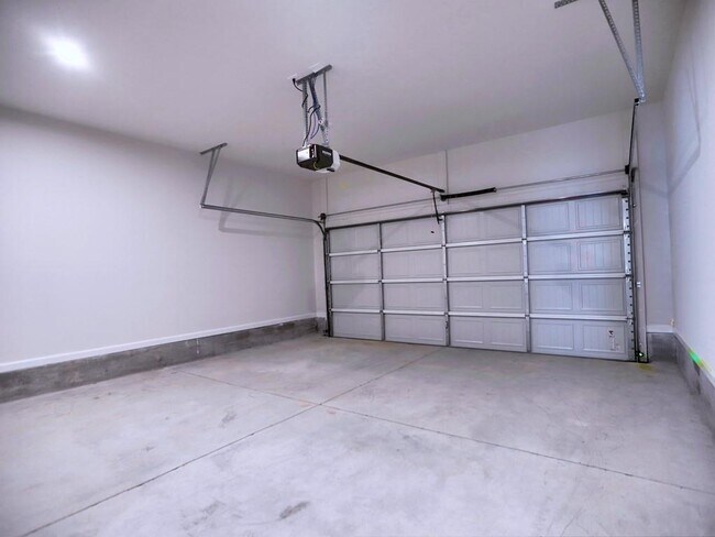 Building Photo - 710 Smokey Quartz Wy