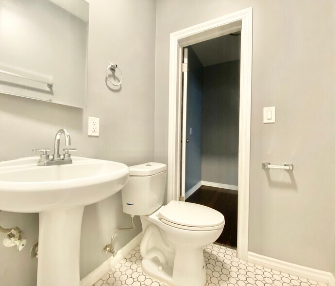 Building Photo - 854 S Oxford Ave