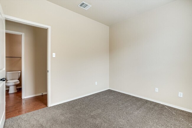 Building Photo - Beautiful 3 Bedroom Townhome Located in Georgetown, TX!