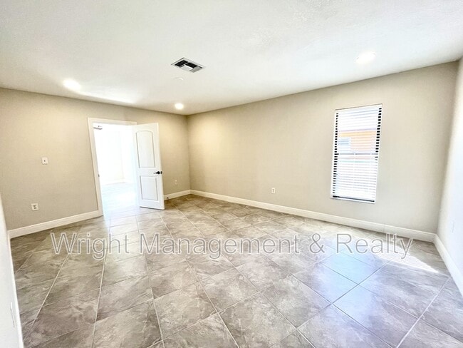 Building Photo - 5008 S Shore Dr