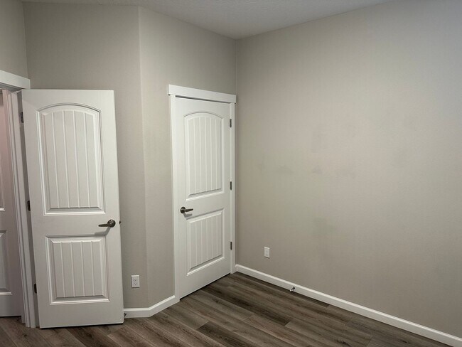 Building Photo - 591 / 818 Duplex