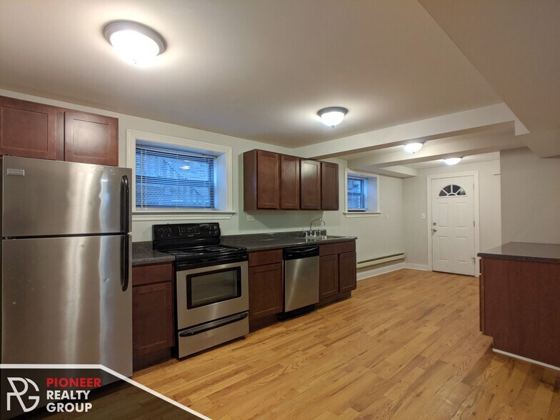 Building Photo - 1126 W Oakdale Ave