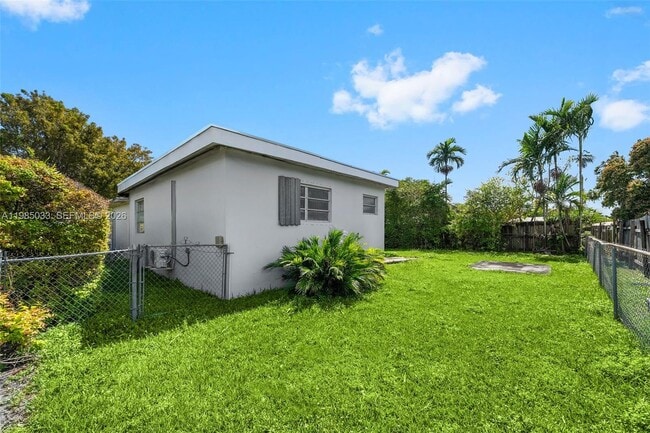 Building Photo - 1840 SW 63rd Ave