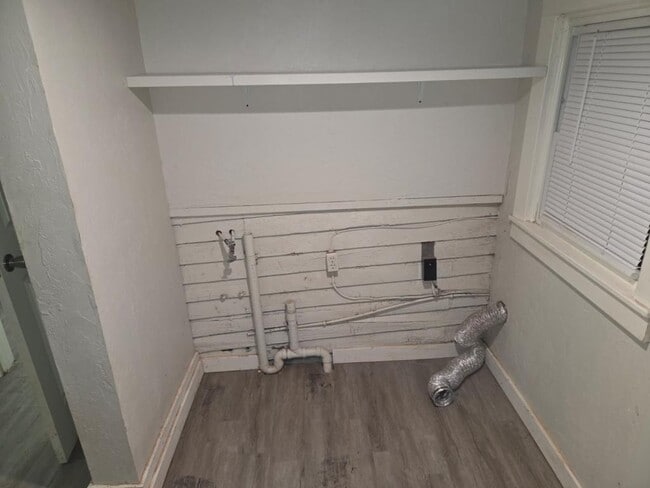 Building Photo - 413.5 E Washington Ave