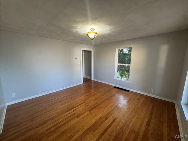 Building Photo - 27 Greenman Ave