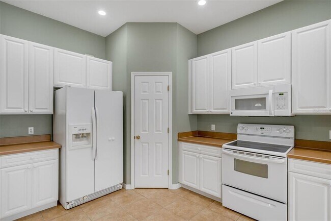 Building Photo - 654 Lake Clark Pl