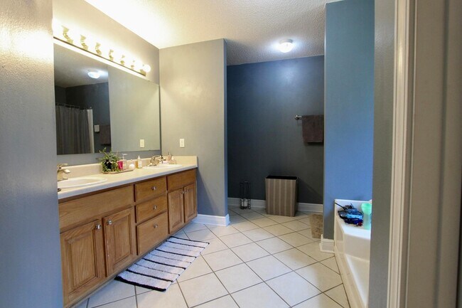 Building Photo - 624 Territory Ln