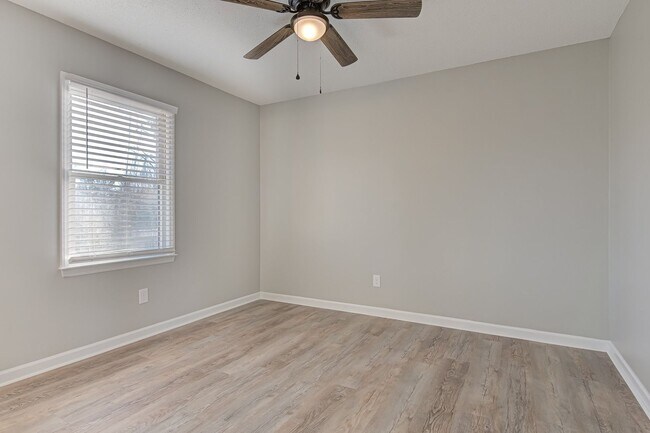 Building Photo - Newly Remodeled 1 Bedroom Condo in Prime Location! No Pets