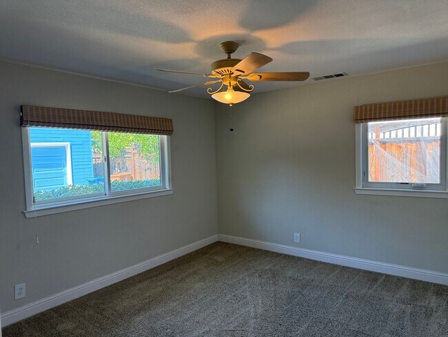 Building Photo - Pleasant Living in Pleasant Hill