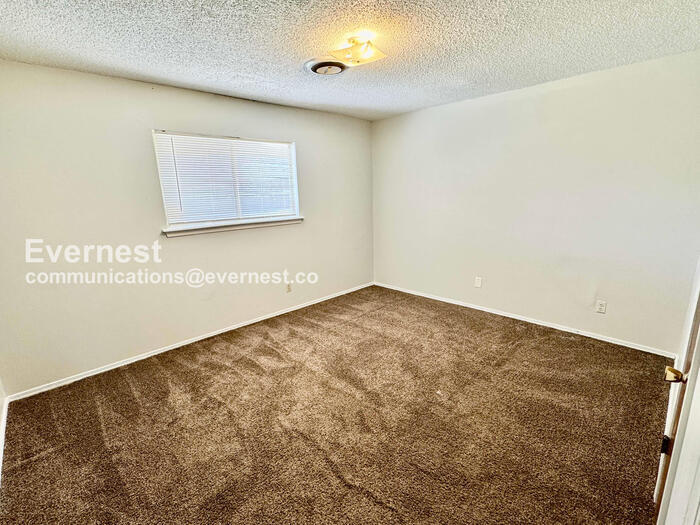 Building Photo - 909 E Quincy St