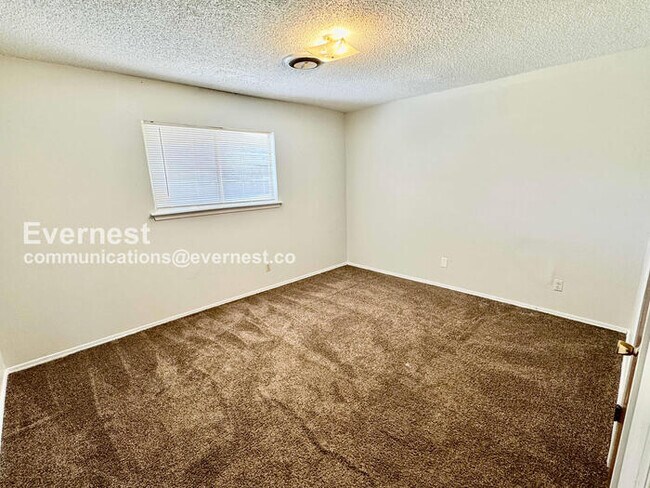 Building Photo - 2 Bed/1 Bath Townhome with Off-Street Parking / Pet-Friendly / Available Now!