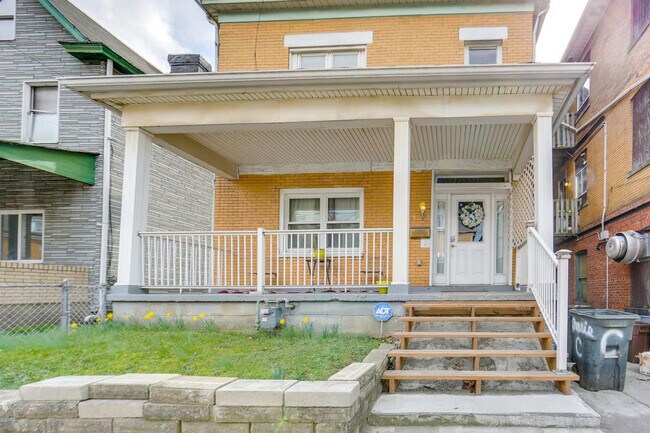 Building Photo - 504 Center St