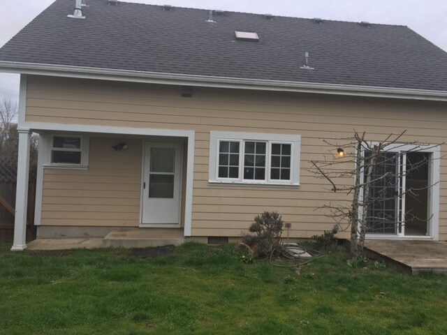 Building Photo - Available Now! 3 Bedroom ~ 1.5 Bathroom House Located in South Corvallis with A/C