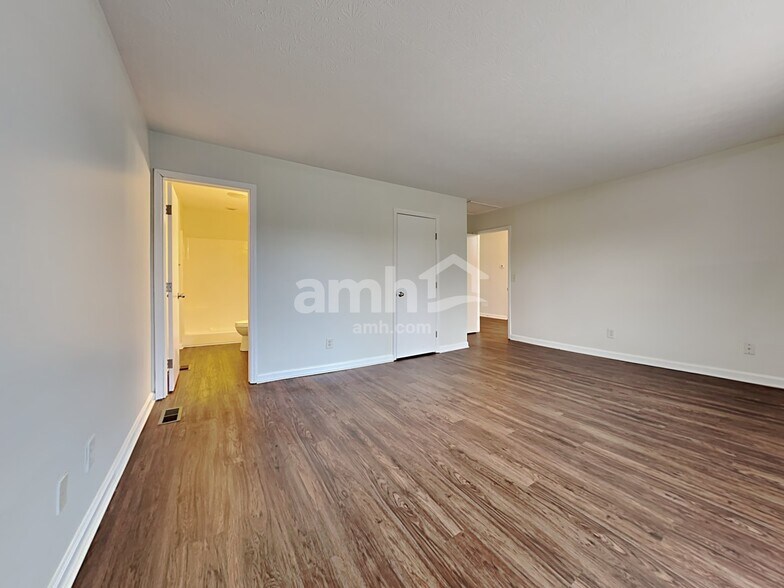 Building Photo - 6872 Sun Ridge Dr