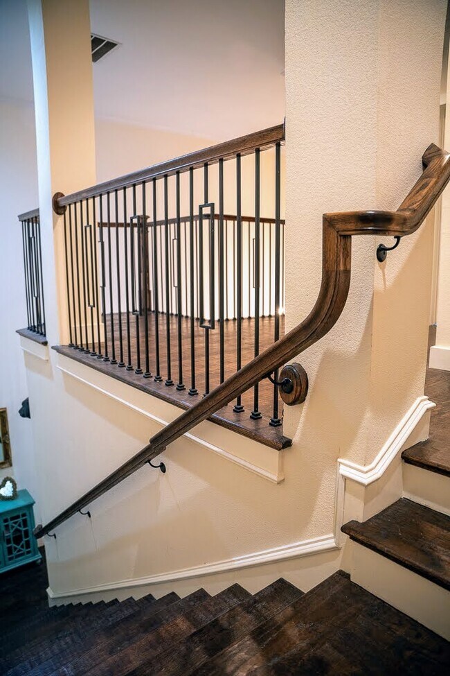 Building Photo - 1204 Lake Pointe Way