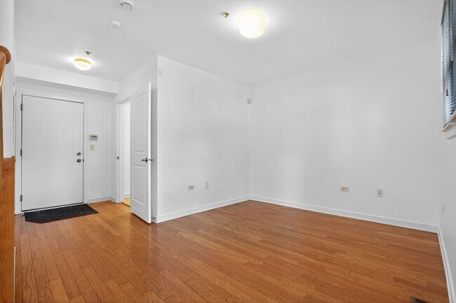 Building Photo - Charming 2BR Townhome in Chicago