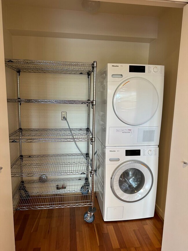 Building Photo - SPACIOUS 1-Bedroom 1.5 bath Live/Work loft...