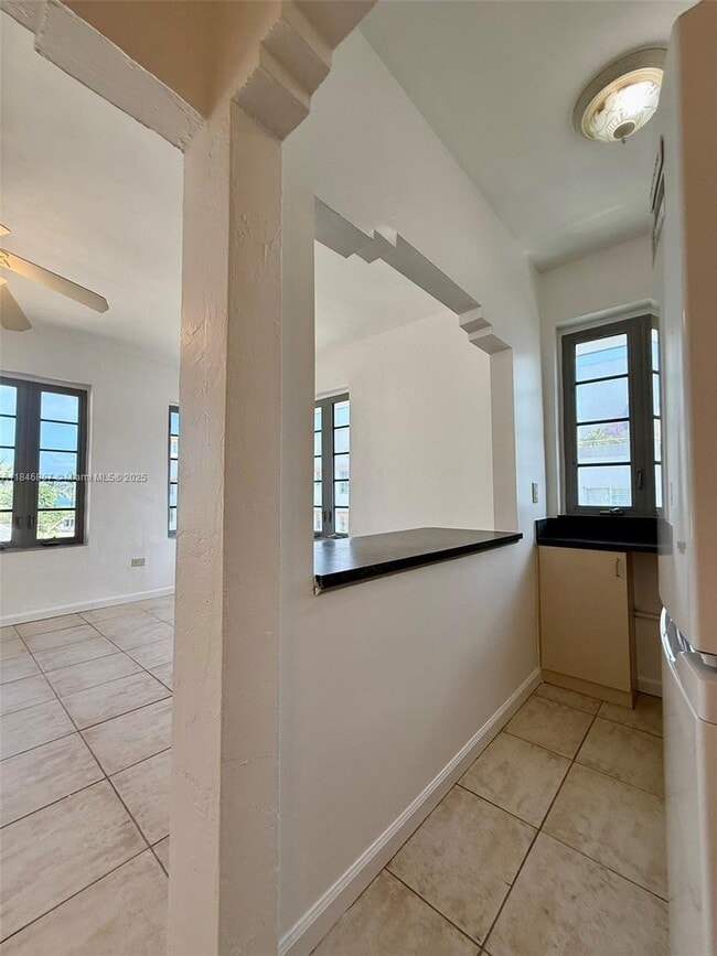 Building Photo - 901 Collins Ave