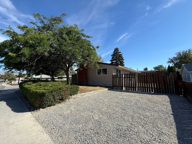 Building Photo - Now renting 2 bedroom Duplex please visit ...