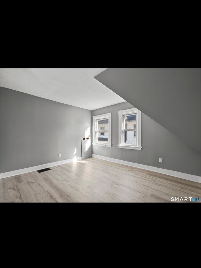 Building Photo - 362 Sigourney St